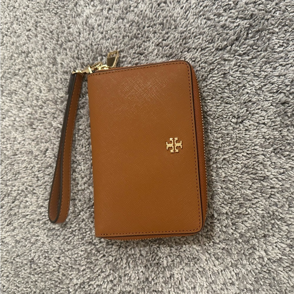 NWOT Tory Burch Tan Wristlet with Gold Accent